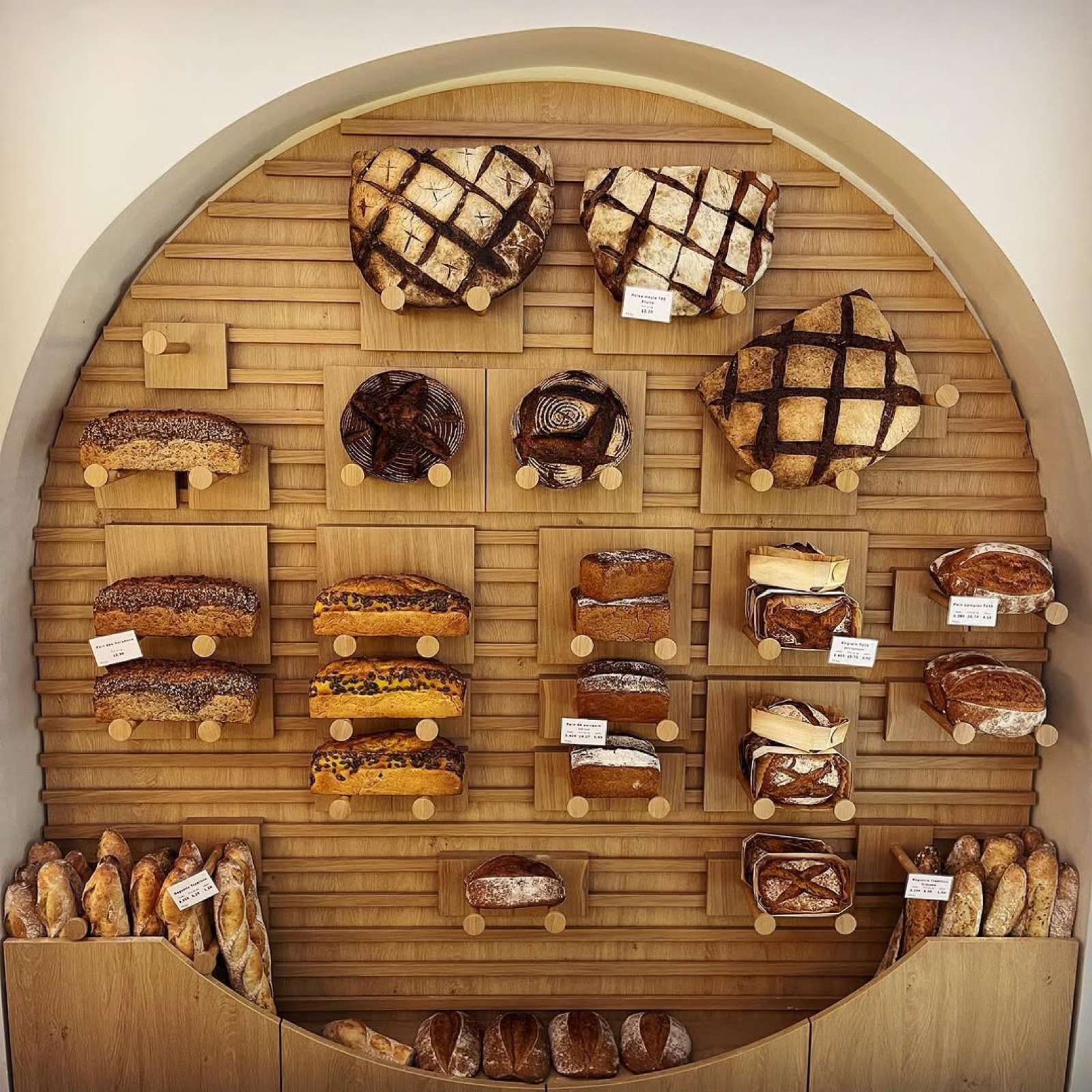Pains au levain bio exposés à la Boulangerie Polka à Paris 11